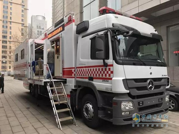 奔驰Actros 2536L底盘改装大型通信指挥车