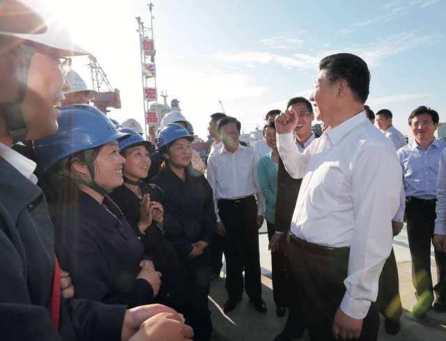2015年5月25日至27日，习近平在浙江调研。这是5月25日，习近平在长宏国际船舶修造有限公司同工人们亲切交谈&nbsp;&nbsp;&nbsp; 兰红光摄/本刊