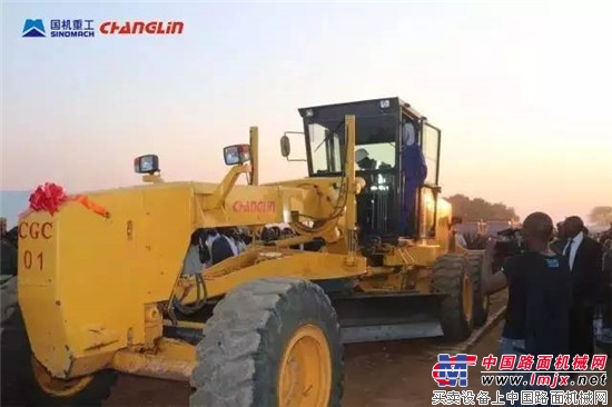 常林平地机为赞比亚公路项目效力