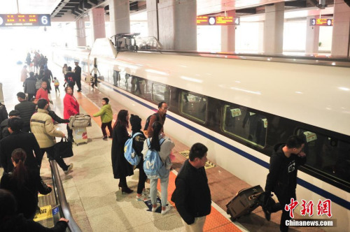 资料图:站台上准备乘车的乘客 中新社记者 刘冉阳 摄