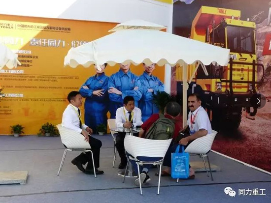 来自国内外众多专业客户来到同力展位进行业务交流和洽谈