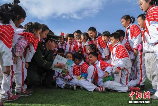 资料图:甘肃一小学学生们学习消防安全知识。师永红 摄