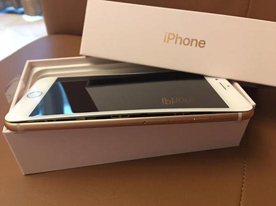 10月5日,家住广州的刘先生对澎湃新闻记者表示,他从某电商购买的iPhone 8 Plus,打开包装后发现机器爆裂。刘先生供图
