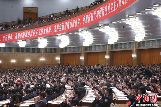 10月18日,中国共产党第十九次全国代表大会在北京人民大会堂开幕。习近平代表第十八届中央委员会向大会作了题为《决胜全面建成小康社会 夺取新时代中国特色社会主义伟大胜利》的报告。 中新社记者 盛佳鹏 摄