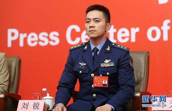 10月22日,十九大新闻中心在梅地亚中心二层新闻发布厅举办集体采访活动,主题为“中国特色强军之路迈出坚定步伐”。图为空军航空兵某团团长刘锐。新华网 郝广鹏摄