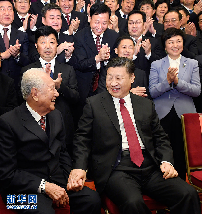 11月17日,全国精神文明建设表彰大会在北京人民大会堂举行。会前,习近平、王沪宁等会见与会代表。这是习近平邀请黄旭华、黄大发代表坐在自己身边合影。新华社记者 李学仁 摄
