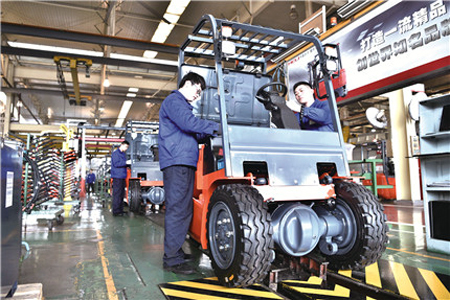 安叉集团合力员工正在组装节能环保的电动叉车(宋光执 摄)