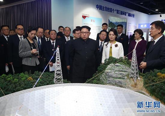 3月25日至28日,应中共中央总书记、国家主席习近平邀请,朝鲜劳动党委员长、国务委员会委员长金正恩对中国进行非正式访问。访问期间,习近平同金正恩举行会谈。这是金正恩参观“率先行动砥砺奋进——十八大以来中国科学院创新成果展”。 新华社记者 姚大伟 摄
