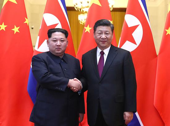 3月25日至28日,应中共中央总书记、国家主席习近平邀请,朝鲜劳动党委员长、国务委员会委员长金正恩对我国进行非正式访问。访问期间,习近平同金正恩举行会谈。会谈前,习近平在人民大会堂北大厅为金正恩举行欢迎仪式。新华社记者 鞠鹏 摄