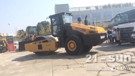 汤少秋多次试乘试驾,深入了解三一全液压压路机