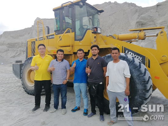 菲律宾代理商机前合影