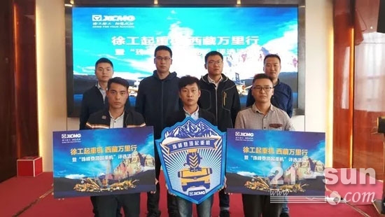 他们将翻越连绵雪山,跨过汹涌江河