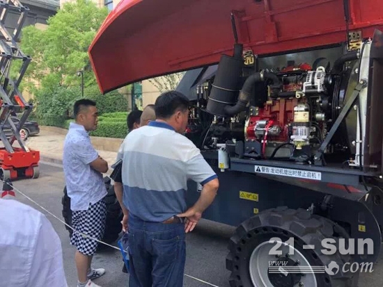 参会客户近距离观察样机