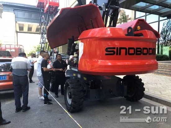 面对客户提问,服务工程师热情回复