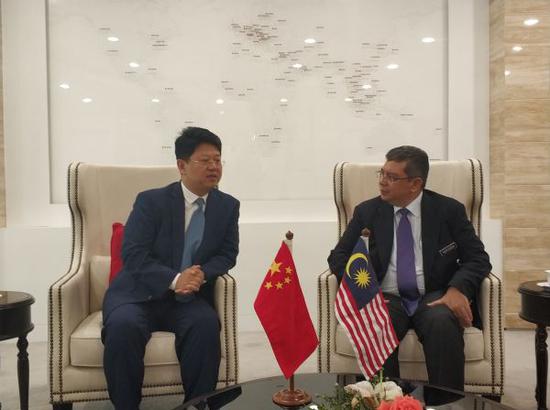 7月14日,中国驻马来西亚大使白天拜会马来西亚外交部长赛夫丁。(图片源自中国驻马来西亚大使馆)