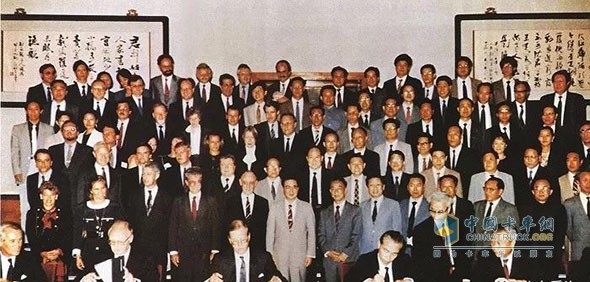 1988年9月27日,“引进德国奔驰重型汽车技术改造项目”签字仪式在人民大会堂举行